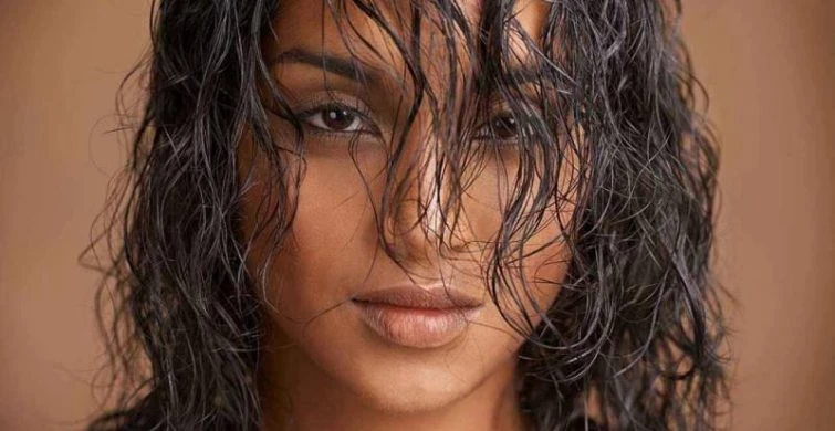 Мокрый эффект на волосах: как избежать жирного финиша и выглядеть шикарно